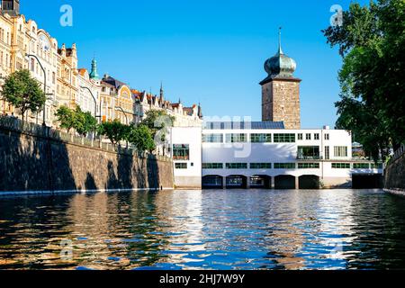 Prager Böschung und Sitkov Wasserturm. Tschechien Stockfoto