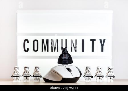 Darth Vader mit einer Gruppe von Stormtroopers. Community-Konzept. Illustratives Editorial. 02. Januar 2022 Stockfoto