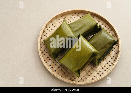 Nagasari ist ein traditioneller Kuchen aus Indonesien, der aus Reismehl, Sago-Mehl, Kokosmilch und mit Bananen gefülltem Zucker hergestellt wird. Stockfoto