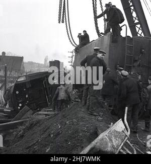 1967, historisch, Arbeiter auf dem Gelände einer Eisenbahnenteisenung, hither Green, South London, England, Großbritannien. In der Nähe des Wartungsdepots von „hither Green“ wurden zwölf Reisebusse wegen eines kaputten Gleis entgleist. Stockfoto