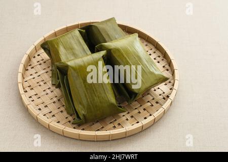 Nagasari ist ein traditioneller Kuchen aus Indonesien, der aus Reismehl, Sago-Mehl, Kokosmilch und mit Bananen gefülltem Zucker hergestellt wird. Stockfoto