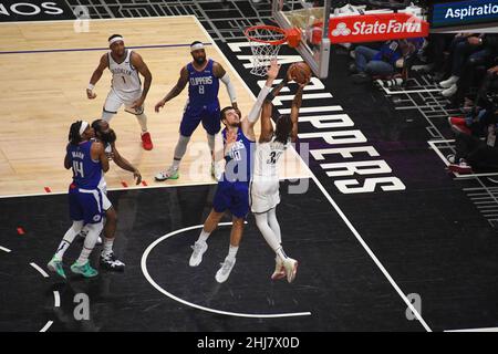 LA Clippers Center Ivica Zubac (40) versucht, einen Schuss von Brooklyn Nets Forward Nic Claxton (33) während eines NBA-Basketballspiels zu blockieren, Montag, den 27. Dezember, Stockfoto