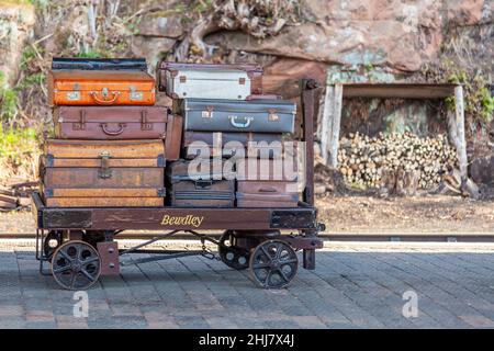 Truhen und Koffer auf Handwagen Bewdley Station Severn Valley Railway gestapelt Stockfoto