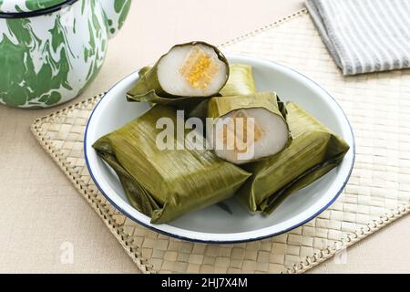 Nagasari ist ein traditioneller Kuchen aus Indonesien, der aus Reismehl, Sago-Mehl, Kokosmilch und mit Bananen gefülltem Zucker hergestellt wird. Stockfoto