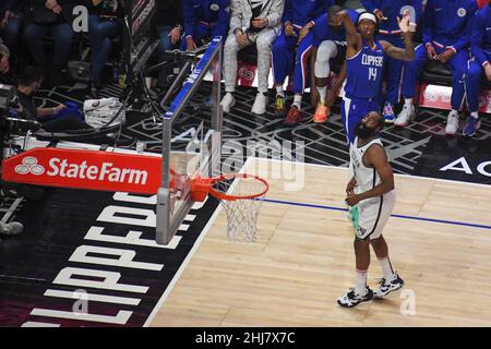 James Harden (13), der Wächter der Brooklyn-Netze, sieht zu, wie DIE WACHE VON LA Clippers, Terance Mann (14), während eines NBA-Basketballspiels den Ball schießt, Montag, den 27. Dezember, Stockfoto