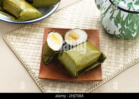 Nagasari ist ein traditioneller Kuchen aus Indonesien, der aus Reismehl, Sago-Mehl, Kokosmilch und mit Bananen gefülltem Zucker hergestellt wird. Stockfoto