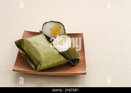 Nagasari ist ein traditioneller Kuchen aus Indonesien, der aus Reismehl, Sago-Mehl, Kokosmilch und mit Bananen gefülltem Zucker hergestellt wird. Stockfoto