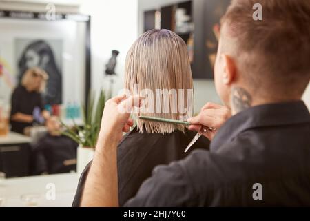 Friseur Kämmen Frau Haare im Schönheitssalon Stockfoto