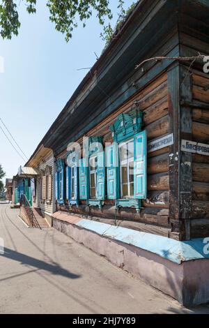 Reihe von traditionellen sibirischen Holzhäusern in der Nähe der Heiligen Kathedrale Odigitrievsky in Ulan-Ude, Russland. Stockfoto