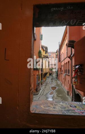 Oktober 2021 Bologna, Italien: Finestrella di Via Piella in Bologna, Italien. Das Fenster auf den Kanal der Stadt. Geheime Orte. Reiseziele Stockfoto