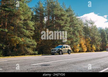 Auto Renault Duster SUV wird auf Seite der Straße in der Nähe Herbst Waldlandschaft geparkt. Duster wird gemeinsam vom französischen Hersteller Renault und ITS produziert Stockfoto