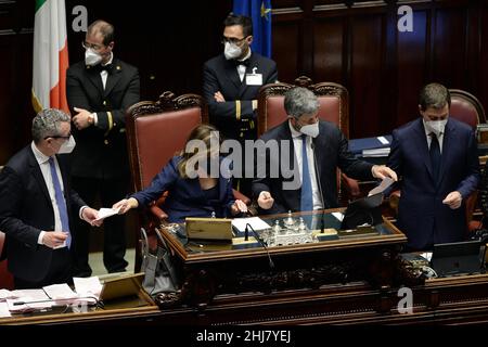 Italien, Rom, 26. Januar 2022 : Italienisches Parlament, Abgeordnetenkammer. Dritte Stimme für die Wahl des italienischen Präsidenten der Republik im Bild: Maria Elisabetta Alberti Casellati (Präsident des Senats) und Roberto Fico (Präsident der Abgeordnetenkammer) während der Auszählung der Stimmzettel Foto © Fabio Cimaglia/Sintesi/Alamy Live News Stockfoto