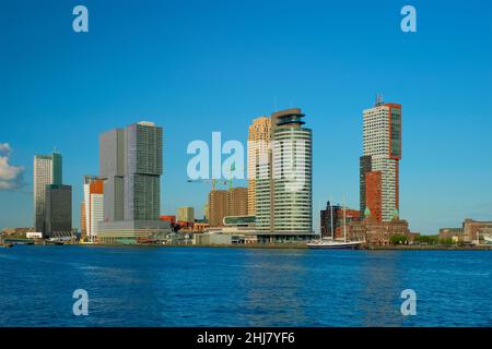 Die Wolkenkratzer von Rotterdam blicken auf die Skyline des Flusses Nieuwe Maas. Rotterdam Stockfoto