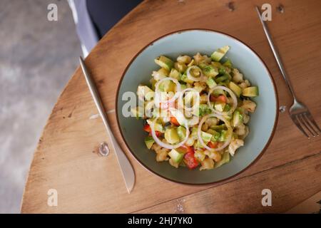 Draufsicht auf Avocado-Salat auf dem Tisch mit Platz zum Kopieren Stockfoto