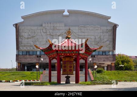 Ulan-Ude, Russland - Juli 29 2018: Drehendes buddhistisches Gebetsrad gegenüber dem Burjat State Academic Drama Theatre. H. Namsaraeva. Stockfoto