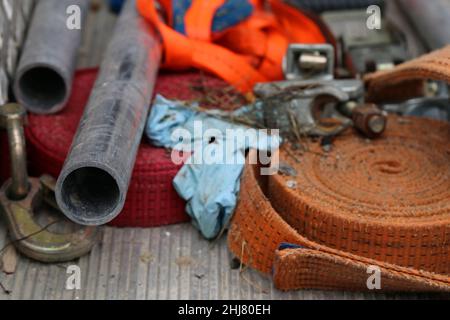 Ein Stapel von verschiedenen Metallwerkzeugen, Rohren und anderen Teilen, die in Gebäuden verwendet werden. Nahaufnahme des Farbbildes. Zürich, Schweiz, März 2020. Stockfoto