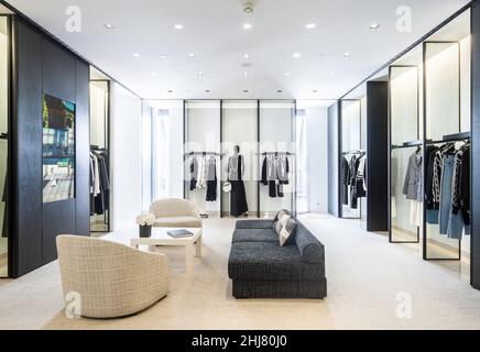 Kiew, Ukraine, 28. Juli 2018. Interieur der Chanel Boutique - Luxus-High-Fashion-Showroom. Verkaufshalle Ausstellung. Stockfoto