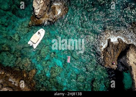 Blick von oben auf die Lagune in der Nähe der Love Bridge. Ayia Napa, Zypern Stockfoto