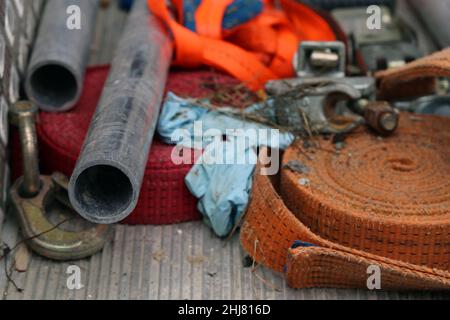 Ein Stapel von verschiedenen Metallwerkzeugen, Rohren und anderen Teilen, die in Gebäuden verwendet werden. Nahaufnahme des Farbbildes. Zürich, Schweiz, März 2020. Stockfoto