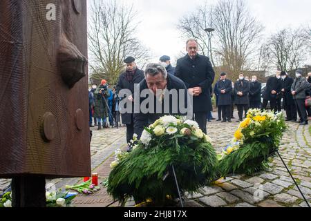 Magdeburg, Deutschland. 27th Januar 2022. Mordehay Avraham Waitsmann (l-r), Rabbi der Magdeburger Synagogengemeinde, Gunnar Schellenberger, Präsident des Landtags Sachsen-Anhalt, und Reiner Haseloff (CDU), Ministerpräsident von Sachsen-Anhalt, bei der Gedenkstätte des Außenlagers Magda. Dort fand mittags eine Kranzniederlegung statt. In unmittelbarer Nähe der Gedenkstätte befand sich das Lager 'Magda', das 1944 und 1945 ein Unterlager des Konzentrationslagers Buchenwald war. Quelle: Klaus-Dietmar Gabbert/dpa-Zentralbild/dpa/Alamy Live News Stockfoto