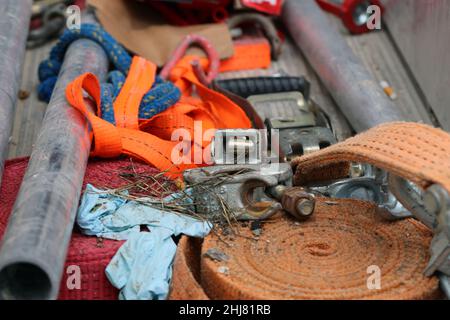 Ein Stapel von verschiedenen Metallwerkzeugen, Rohren und anderen Teilen, die in Gebäuden verwendet werden. Nahaufnahme des Farbbildes. Zürich, Schweiz, März 2020. Stockfoto