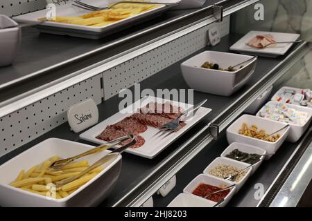 Im März 2020 wurden in Zürich, Schweiz, viele verschiedene Frühstücksgerichte serviert. Gesund, frisch, lecker und luxuriös starten Sie in den Tag. Stockfoto