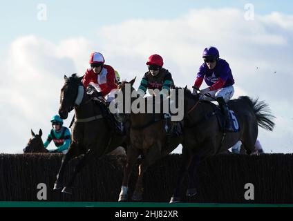 Thomas Wilmott auf Thelongwayaround, Sam Harrison auf Real Armani und Kieran Buckley auf der Rennbahn Wetherby racingtv.com/freemonth bringen die Action in die Konditional Jockeys' Handicap Chase. Bilddatum: Donnerstag, 27. Januar 2022. Stockfoto