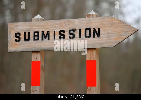 Erfurt, Deutschland. 27th Januar 2022. "Submission" steht auf einem Schild für die Laub- und Weichholzauktion 2022 auf der Submission-Site von ThüringenForst. Besonders wertvolle Baumstämme aus Thüringens Wäldern, insgesamt rund 700 Lose, kamen zum Angebot. Die Eiche dominierte unter den 16 Laub- und Nadelbaumarten. Quelle: Martin Schutt/dpa-Zentralbild/dpa/Alamy Live News Stockfoto