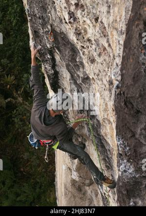 Ehrliche Aufnahme eines flatternden, dunkelhäutigen männlichen Kletterers, der sich bemüht Stockfoto
