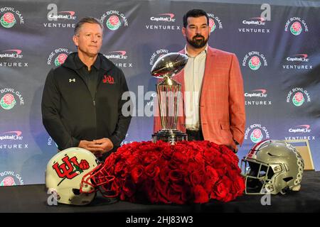 Kyle Wittingham (links), Cheftrainer von Utah Utes und Ryan Day (rechts), Ohio State, während einer Pressekonferenz vor dem Rose Bowl Game, Freitag, Stockfoto
