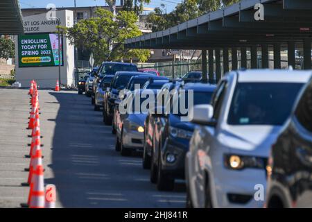 Autofahrer stellen sich am East Los Angeles College auf, um einen COVID-19-Test zu erhalten, inmitten des Anstiegs der Omicron-Variante, Mittwoch, 5. Januar 2022, in Monterey P Stockfoto