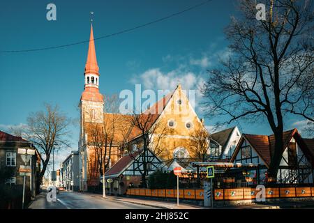 Parnu, Estland. Blick Auf Die Lutherische Kirche St. Elizabeth Im Sonnigen Wintertag Stockfoto