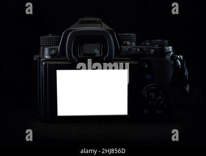 Low-Key-Licht, Rückseite einer DSLR mit schwarzem Gehäuse auf schwarzem Hintergrund, zeigt den LCD-Bildschirm in Weiß mit Arim-Licht auf der oberen Nahaufnahme Stockfoto