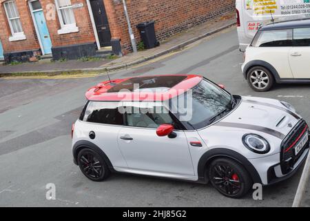 Car Mini wird in Chester UK beim Backsteinhaus geparkt. Stockfoto