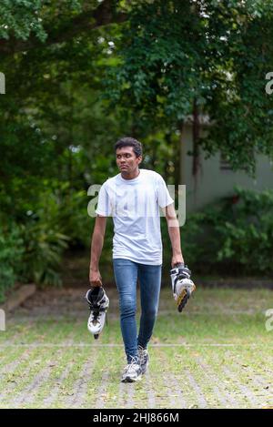 Junger Mann mit Inline-Skates, bereit zum Spielen. Stockfoto