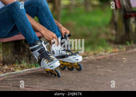 Nahaufnahme des Jünglings auf Inline-skates Stockfoto