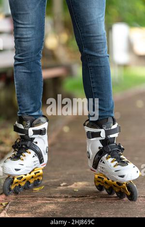 Nahaufnahme der männlichen Beine in Rollschuhe Stockfoto