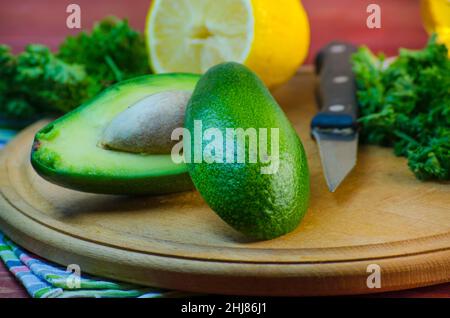 Scheiben frischer Avocado auf einem Schneidebrett Stockfoto