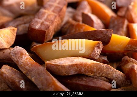 Frische Stücke geräucherten Käses auf dem Tisch Stockfoto