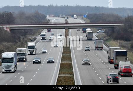 Erfurt, Deutschland. 27th Januar 2022. Eine Brücke überquert die Bundesstraße A4 in der Nähe des Rastgebiets Willroder Forst. Alle 999 thüringischen Autobahnbrücken sind nach Angaben der Bundesstraßengesellschaft in einem guten Zustand. Bundesweit sind mehr als zehn Prozent der insgesamt rund 27.000 Autobahnbrücken baufällig und renovierungsbedürftig. Quelle: Martin Schutt/dpa-Zentralbild/dpa/Alamy Live News Stockfoto