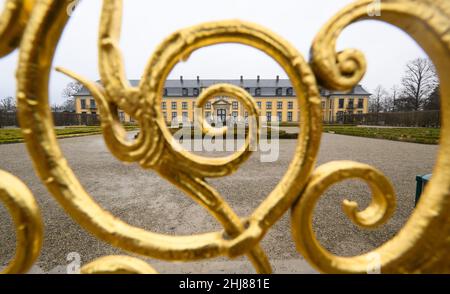 Hannover, Deutschland. 27th Januar 2022. Das Goldene Tor erstrahlt vor der Galerie Herrenhausen im Großen Garten der Herrenhäuser Gärten. Quelle: Julian Stratenschulte/dpa/Alamy Live News Stockfoto