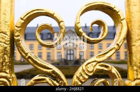 Hannover, Deutschland. 27th Januar 2022. Das Goldene Tor erstrahlt vor der Galerie Herrenhausen im Großen Garten der Herrenhäuser Gärten. Quelle: Julian Stratenschulte/dpa/Alamy Live News Stockfoto