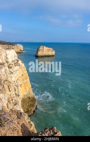 Schöne Szene mit der felsigen Küste bei Benagil während des Sonnenuntergangs, Portugal - Dezember 30 2021 Stockfoto