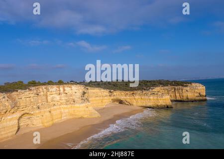 Ein herrlicher Blick auf die Klippen entlang der sandigen Küste in Benagil, Portugal - Dezember 30 2021 Stockfoto