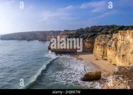 Die Landschaft der majestätischen Felsen am Sandstrand in Benagil, Portugal - 30. Dezember 2021 Stockfoto