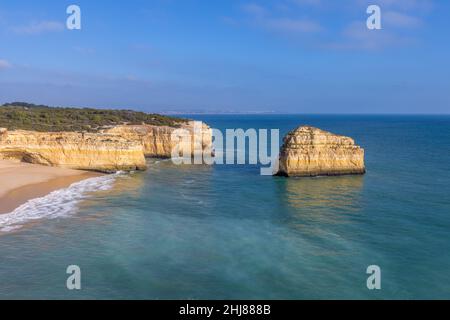 Felsen im blauen Meer in Benagil, Portugal - 30. Dezember 2021 Stockfoto