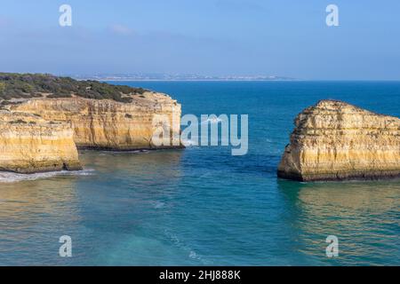 Blick auf malerische Klippen bei Sonnenuntergang, Benagil, Portugal - 30. Dezember 2021 Stockfoto