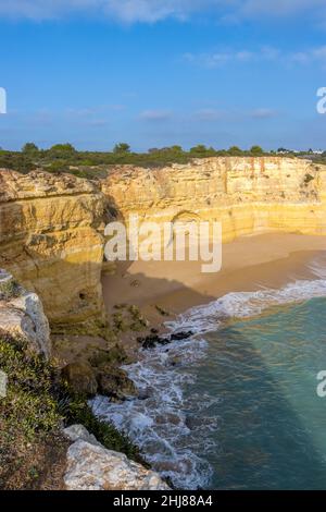 Vertikale Aufnahme der herrlichen Felsküste in Benagil, Portugal - 30. Dezember 2021 Stockfoto