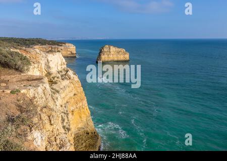 Schöne Meereslandschaft von der felsigen Küste von Benagil, Portugal - 30. Dezember 2021 Stockfoto
