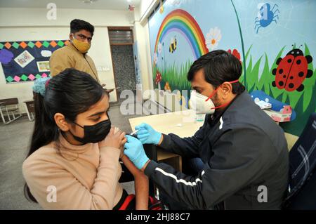 Neu-Delhi, Indien. 27th Januar 2022. Mitarbeiter des Gesundheitswesens verabreichen am 27. Januar 2022 Covid-19-Impfungen an Grundschulen in Neu-Delhi, Indien. (Foto: Ravi Batra/Sipa USA) Quelle: SIPA USA/Alamy Live News Stockfoto